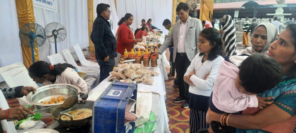 घाट पर गंगा स्वच्छता जागरुकता रेली निकाली, आस्था पथ एवं त्रिवेणी घाट में गंगा के तटों की सफाई कर दिया स्वच्छता का संदेश 