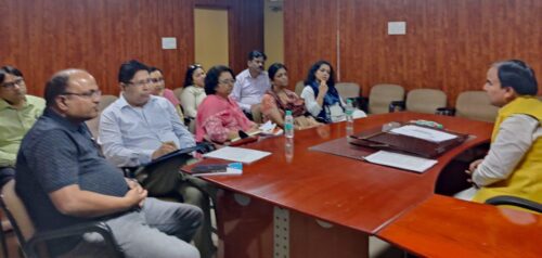 प्रेस नेट- 01 *यात्रा मार्गों पर तैनात रहेंगी 200 एम्बुलेंसः डा. धन सिंह रावत* *विभागीय अधिकारियों को दिये कोविड जांच बढ़ाने के निर्देश* *कहा, प्रदेश में नियंत्रण में है कोरोना, लेकिन बरतें सतर्कता* देहरादून, 22 अप्रैल 2023 सूबे के चिकित्सा स्वास्थ्य एवं चिकित्सा शिक्षा मंत्री डॉ. धन सिंह रावत ने चार धाम यात्रा की तैयारियों के मध्यनजर स्वास्थ्य विभाग की समीक्षा बैठक ली। जिसमें उन्होंने चार धाम यात्रा में चिकित्सकों, पैरामेडिकल स्टाफ एवं अन्य सहायोगी कार्मिकों की तैनाती को लेकर विस्तृत समीक्षा की। डा. रावत ने बताया कि राज्य सरकार ने चार धाम यात्रा मार्गों पर 6 दर्जन आपातकालीन सेवा 108 सहित कुल 200 एम्बुलेंस तैनात की गई हैं। जिनमें ऑक्सीजन सिलेंडर सहित आवश्यक जीवन रक्षक सुविधाएं उपलब्ध है। यात्रा मार्गों पर तैनात आपातकालीन सेवा 108 के रिस्पांस टाइम को घटाकर 15 मिनट कर दिया गया है। स्वास्थ्य मंत्री डा. धन सिंह रावत ने आज कर्नाटक विधानसभा चुनाव से लौटते ही सीधे विधानसभा स्थित कार्यालय कक्ष में स्वास्थ्य विभाग के वरिष्ठ अधिकारियों के साथ चार धाम यात्रा को लेकर समीक्षा बैठक की। जिसमें उन्होंने यात्रा पर आने वाले यात्रियों को बेहतर से बेहतर स्वास्थ्य सेवाएं उपलब्ध कराने के निर्देश विभागीय अधिकारियों को दिये। डा. रावत ने कहा कि विशेष कर केदारनाथ व हेमकुंड साहिब जाने वाले यात्रियों की सुविधा के लिये बनाये गये एमआरपी (मेडिकल रिस्पांस प्वाइंट) पर तैनात मेडिकल स्टॉफ को आवश्यक जीवन रक्षक उपकरण एवं सुविधाएं उपलब्ध कराई जाय। इसके साथ ही उन्होंने गंगोत्री, यमुनोत्र व बदरीनाथ यात्रा मार्गां पर स्थित स्थाई एवं अस्थाई चिकित्सा इकाईयों में पर्याप्त दवाईयों के साथ ही चिकित्सकों एवं पैरामेडिकल स्टाफ की तैनाती पर विशेष ध्यान देने को कहा। उन्होंने कहा कि राजकीय मेडिकल कॉलेज श्रीनगर को बदरीकेदार एवं हेमकुंड साहिब यात्रा के लिये बेस कैम्प बनाया गया है जहां पर कार्डिक यूनिट सहित अन्य विशेषज्ञ चिकित्सक तैनात रहेंगे। इसी प्रकार गंगोत्री, यमुनोत्री आने वाले यात्रियों के लिये एम्स ऋषिकेश को बेस कैम्प बनाया गया है ताकि आपातकाल स्थिति में किसी भी यात्री को निश्चित समय के अंतर्गत स्वास्थ्य सुविधाएं उपलब्ध हो सके। विभागीय मंत्री ने कहा कि राज्य में कोरोना संक्रमण की स्थिति नियंत्रण में है, फिर भी सभी को सतर्कता बरतने की आवश्यकता है। उन्होंने विभागीय अधिकारियों को प्रदेशभर में अधिक से अधिक संख्या में कोरोना टेस्टिंग एवं टीकाकरण अभियान संचालित करने के निर्देश दिये साथ ही आम जनमानस को कोरोना के प्रति जागरूक करने को भी कहा। बैठक में अपर सचिव स्वास्थ्य अमरदीप कौर, अपर सविच अरूणेन्द्र सिंह चौहान, महानिदेशक स्वास्थ्य डॉ. विनीता शाह, निदेशक चिकित्सा शिक्षा डॉ. आशुतोष सयाना, निदेशक स्वास्थ्य डॉ. भारती राणा, अपर निदेशक डा. मीतू शाह, संयुक्त निदेशक डा. सुनीता चुफाल, कुलसचिव उत्तराखंड मेडिकल यूनिवर्सिटी डा.एम.के. पंत, डॉ. अनिल मोहन सहित अन्य विभागीय अधिकारी उपस्थित रहे। *वी.पी. सिंह बिष्ट* जनसम्पर्क अधिकारी/ मीडिया प्रभारी माननीय स्वास्थ्य मंत्री, उत्तराखंड सरकार।