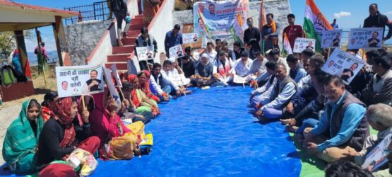 राहुल गांधी के समर्थन में विश्व प्रसिद्ध खैट पर्वत पर चढ़े कांग्रेस नेताओं ने किया सत्याग्रह कार्यक्रम 