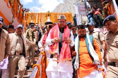 श्रीगंगोत्री एवं श्रीयमुनोत्री धाम के कपाट पूजा-अर्चना के बाद श्रद्धालुओं के दर्शनार्थ खुले, प्रधानमंत्री श्री मोदी के नाम से की गई पहली पूजा