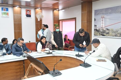 जनता मिलन कार्यक्रम: चम्बा पार्षद शक्ति प्रसाद जोशी ने किया बादशाहीथौल में सुलभ शौचालय बनवाने अनुरोध