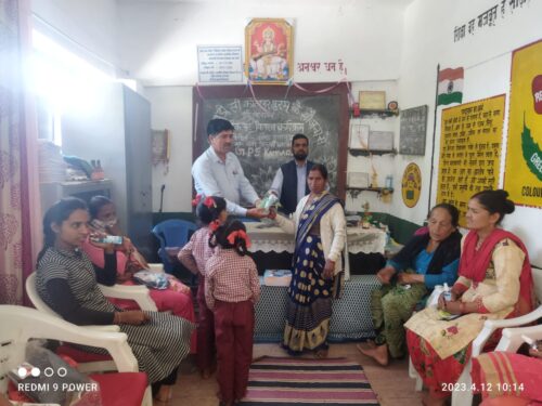 सामाजिक न्याय सप्ताह के तहत बच्चों को वितरित किए ट्रैक सूट