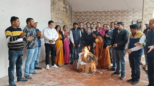 नई टिहरी में कांग्रेस जनों ने फूंका प्रेमचंद अग्रवाल का पुतला