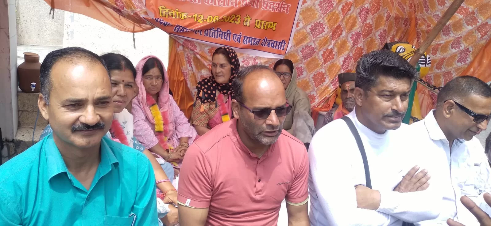 सड़क डामरीकरण हेतु आन्दोलन का तीसरा दिन, भंडारगांव की महिलाओं ने दिया धरना