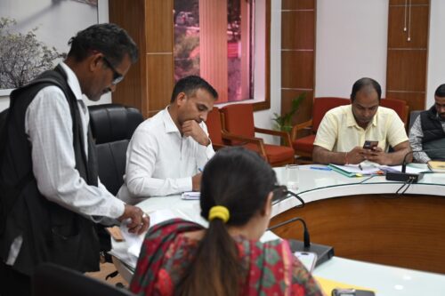 जिलाधिकारी डॉ. सौरभ गहरवार ने जनता मिलन कार्यक्रम के तहत सुनी जनता की समस्याएं
