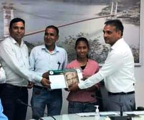 इंटरमीडिएट परीक्षा में प्रथम दस स्थानों पर रहने वाले छात्रों को जिलाधिकारी ने किया सम्मानित