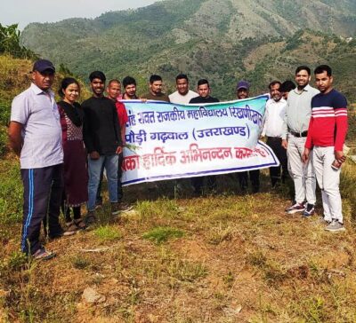 स्वच्छता अभियान के अंतर्गत महाविद्यालय रिखणीखाल के प्राध्यापकों एवं कर्मचारियों ने किया श्रमदान