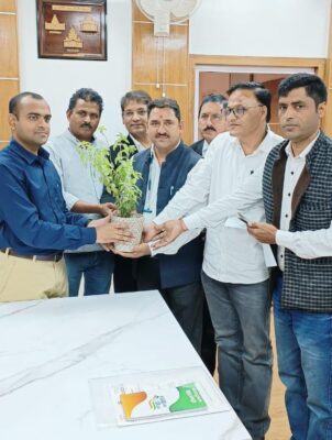 जिले की विभिन्न समस्याओं के निराकरण को लेकर जिलाधिकारी से मिला कांग्रेस का शिष्टमंडल