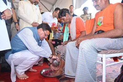 मुख्यमंत्री श्री धामी ने गंगा घाट में विभिन्न प्रदेशों से देवभूमि आए कांवड़ियों के चरण धोकर एवं सम्मान स्वरूप गंगा जल भेंट कर किया स्वागत