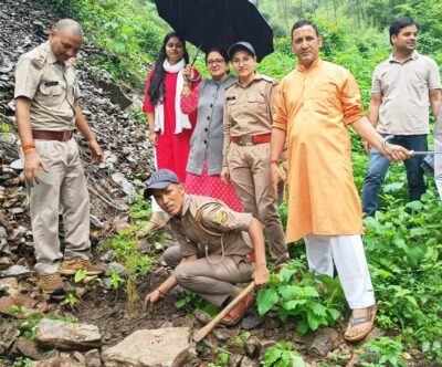 भारी बारिश में पौधरोपण करते हुए मनाया हरेला पर्व