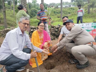 फलसारी वन वीट के अंतर्गत गौंत्याचली के निकट पौधा रोपण कर हरेला पर्व का किया शुभारंभ