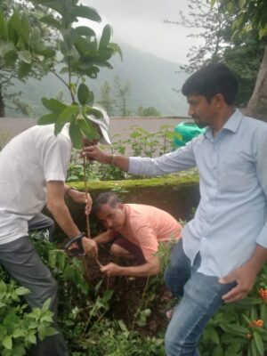 हरेला पर्व पर एसएन फॉरेस्ट्री के सीएमडी शरद सिंह बिष्ट ने आगराखाल में किया पौध रोपण