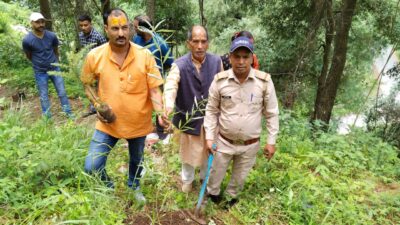 हरेला पर किया रानीचौरी के पास फलदार व चारा पत्ती पौधों का रोपण