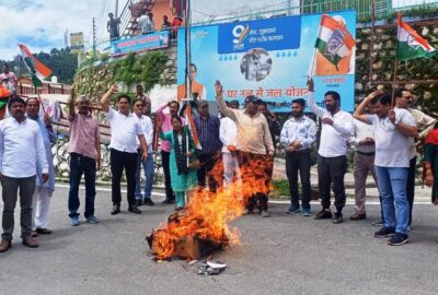 राज्यसभा सांसद नरेश बंसल के बयान से आक्रोशित कांग्रेसियों ने फूंका भाजपा का पुतला