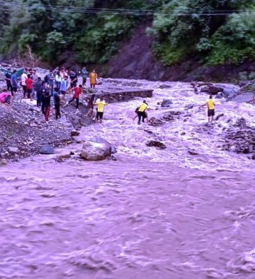 धनोल्टी सीतापुर के पास तेज बारिश से पुलिया क्षतिग्रस्त, फंसे लोगों को SDRF ने किया रेस्क्यू  