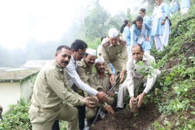संत निरंकारी मिशन चंबा ने इंटर कॉलेज चम्बा में झाड़ी कटान कर किया वृक्षारोपण