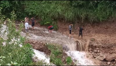 PWD ने सुध नहीं ली सुध तो ग्रामीणों ने स्वयं खोली अवरुद्ध सड़क