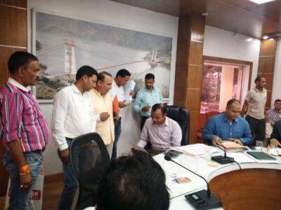 इस मांग को लेकर डीएम से मिले चम्बा के काश्तकार, चुनाव से दूर रहने की दी चेतावनी