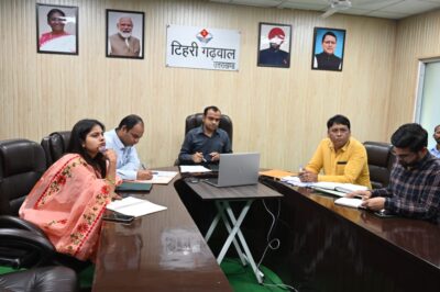 पंचायतों में कूड़ा निस्तारण को लेकर अधिकारियों के साथ जिलाधिकारी ने की बैठक