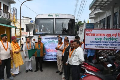 विधायक किशोर उपाध्याय ने पर्यटन आवास गृह बौराड़ी से श्री बद्रीनाथधाम के लिए रवाना किया यात्रियों का जत्था