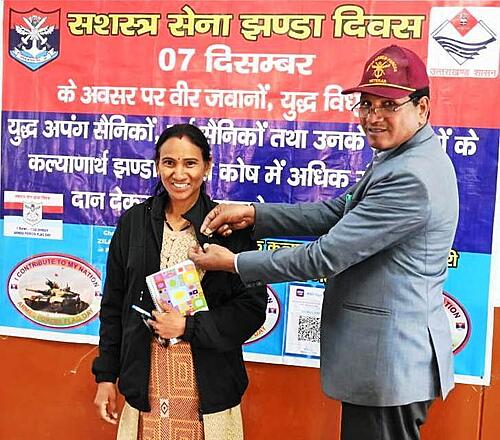 सशस्त्र सेना झण्डा दिवस पर प्रतीक लगाकर सेना के प्रति व्यक्त किया सम्मान