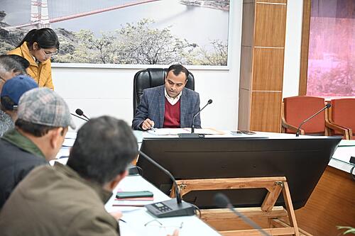 नरेन्द्रनगर कोषागार के लेखाकार जीतराम को उत्तरांचल राज्य कर्मचारी आचरण नियमावली का बार-बार उल्लंघन करने के आरोप में सेवाएं समाप्त