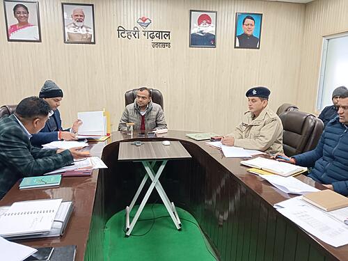 जिला सड़क सुरक्षा समिति की बैठक में डी एम मयूर दीक्षित ने दिये ग्रामीण मार्गो पर महिला समूहों द्वारा झाड़ी कटान किए जाने के निर्देश