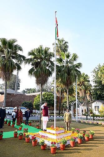 मुख्यमंत्री श्री धामी ने गणतंत्र दिवस पर मुख्यमंत्री आवास में राष्ट्रीय ध्वज फहराया और संविधान की उद्देशिका की दिलाई शपथ