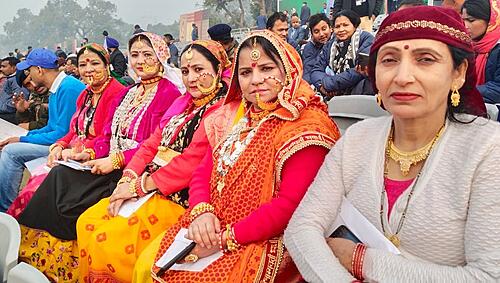 75वें गणतंत्र दिवस के अवसर पर भारत सरकार के ‘अनंत सूत्र’ कार्यक्रम में उत्तराखण्ड प्रवासी महिला दल ने उत्तराखण्ड की पारंपरिक वेशभूषा में प्रतिभाग कर लोक संस्कृति का किया प्रदर्शन