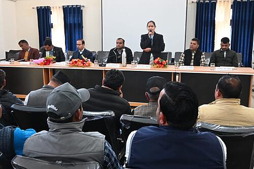 विकासखण्ड थौलधार में क्षेत्र पंचायत की बैठक आयोजित, जिलाधिकारी मयूर दीक्षित भी रहे मौजूद 