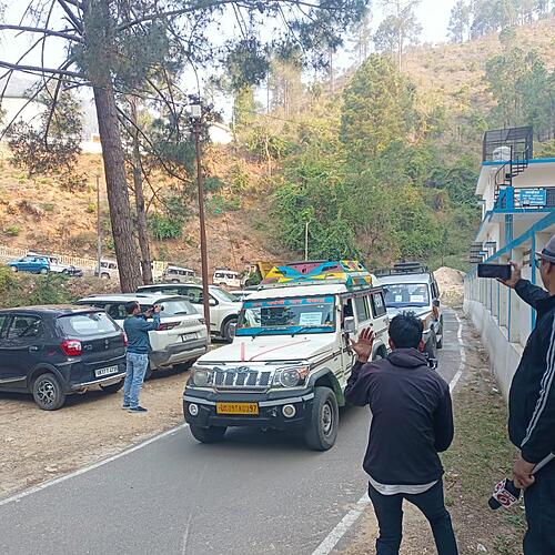 दिव्यांग एवं वृद्ध मतदाताओं को घर घर जाकर पोस्टल बैलेट के माध्यम से मतदान कराने हेतु पोलिंग पार्टियां हुई रवाना