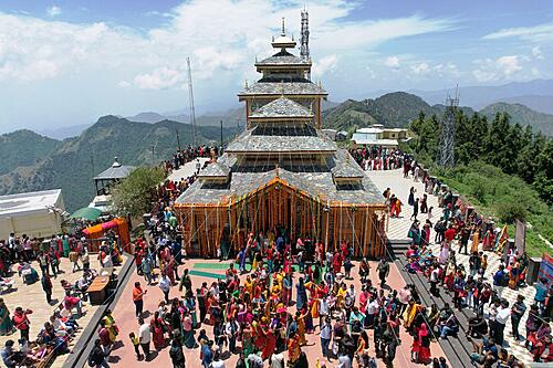 भौतिकवाद की बलि चढ़ता जा रहा है आस्था का केंद्र सिद्ध शक्तिपीठ सुरकंडा