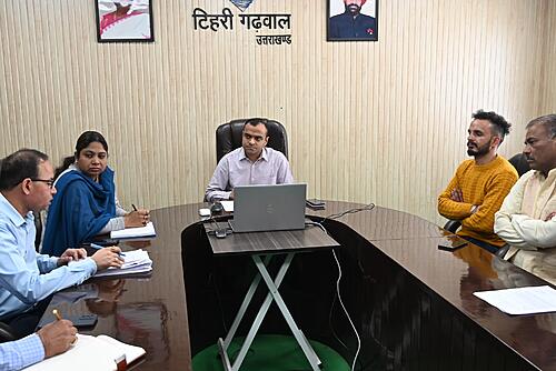 धनोल्टी के कूड़ा निस्तारण को लेकर जिलाधिकारी ने की अधिकारियों, व्यापार मण्डल के पदाधिकारियों एवं अपशिष्ट प्रबन्धन संस्था के लोगों के साथ बैठक