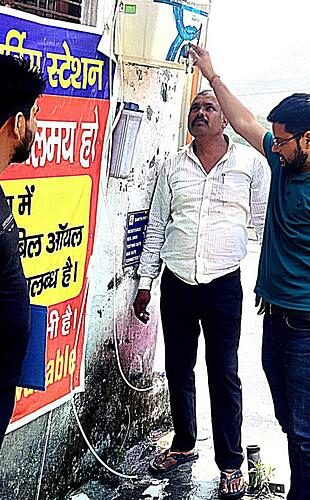 चारधाम यात्रा के दृष्टिगत नैनबाग क्षेत्रांतर्गत चारधाम मार्ग के मुख्य पड़ाव कैम्पटी क्षेत्र में औचक निरीक्षण कर चलाया अभियान