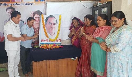 टिहरी कांग्रेस जनों ने पूर्व प्रधानमन्त्री स्व. राजीव गांधी को पुष्प अर्पित कर दी श्रद्धांजलि