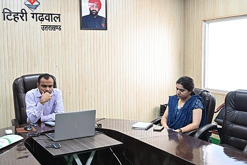 जिलाधिकारी मयूर दीक्षित ने वर्षा ऋतु के दृष्टिगत जिले में आवश्यक सेवाओं की व्यवस्थाओं को लेकर समस्त निकायों के अधिकारियों के साथ ली बैठक
