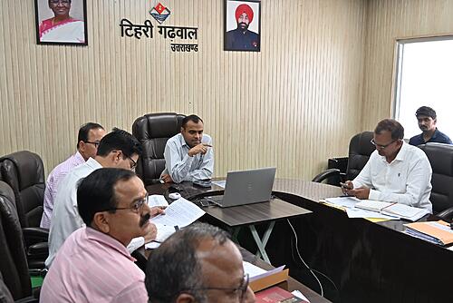 प्लास्टिक अपशिष्ट निस्तारण कार्य में हीला-हवाली पर  BFO जौनपुर, AMA जिला पंचायत तथा कर अधिकारी जिला पंचायत का वेतन रोकने के निर्देश