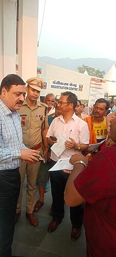 मुख्यमंत्री के निर्देश पर सचिव मुख्यमंत्री एवं आयुक्त गढ़वाल द्वारा किया गया यात्रा कार्यालय, ऋषिकेश का निरीक्षण