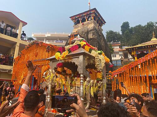 बाबा केदार की पंचमुखी डोली विश्वनाथ मंदिर गुप्तकाशी से दूसरे पड़ाव फाटा को हुई प्रस्थान