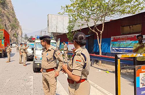 बिना पंजीकरण यात्रा कर रहे यात्री वाहनों की रुद्रप्रयाग के केदारनाथ मार्ग पर एंट्री रहेगी बन्द, पुलिस द्वारा किये जा रहे हैं पंजीकरण चेक
