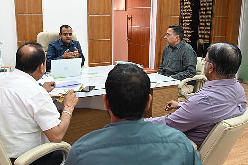 जिला दिव्यांग पुनर्वास केंद्र के संचालन हेतु जिला प्रबंधन समिति की बैठक जिलाधिकारी मयूर दीक्षित की अध्यक्षता में  सम्पन्न