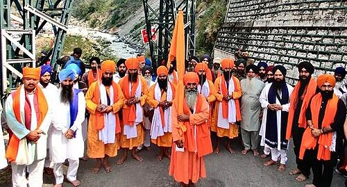 श्री हेमकुंट साहिब यात्रा के लिए गुरुद्वारा गोविंदघाट से पंच प्यारों की अगुवाई में श्रद्धालुओं का पहला जत्था रवाना