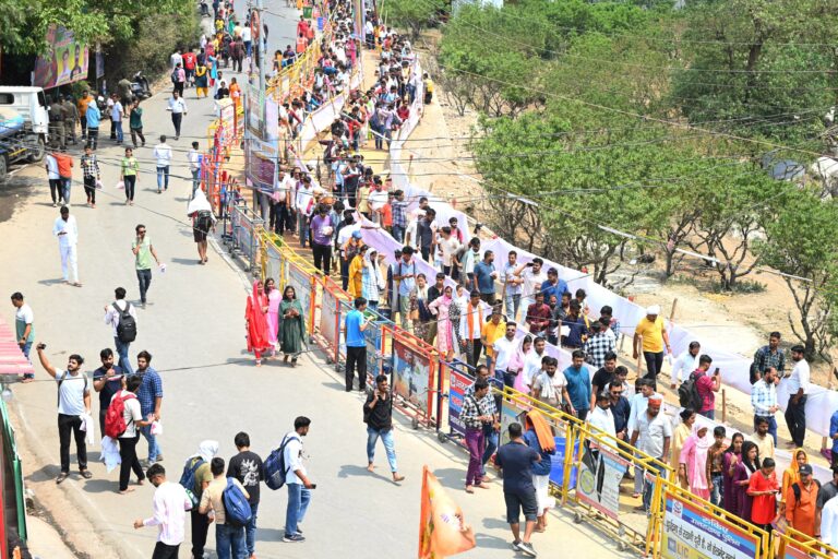 कैंचीधाम महोत्सव में बाबा के दर्शन को पहली बार जुटे रिकॉर्ड ढ़ाई लाख से ज्यादा श्रद्धालु
