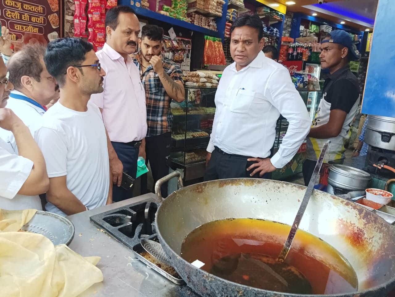 खाद्य विभाग की सख्ती से चारधाम यात्रा मार्गों और पर्यटन स्थलों में मिलावटी खाद्य पदार्थों, नकली दवाओं और सामान पर बड़े स्तर पर लगी रोक