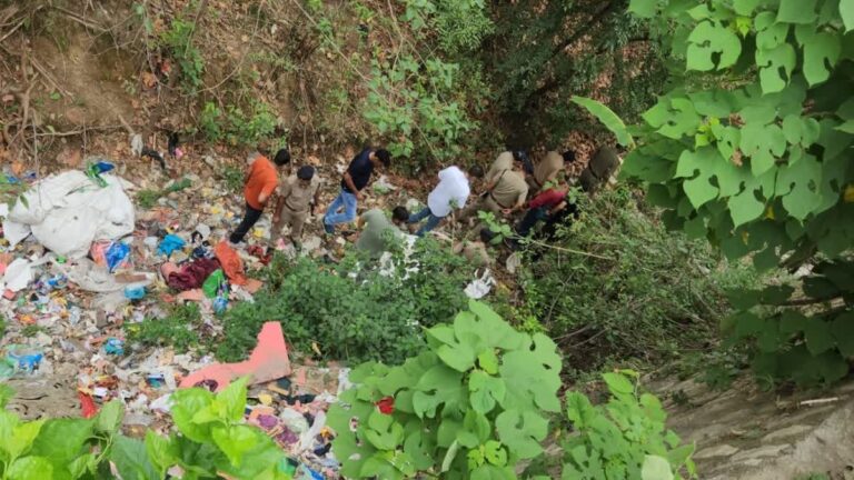 कूड़े के नीचे सड़ी गली हालत में मिला एक महिला शव