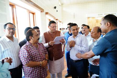 उत्तराखंड जल संस्थान एव पेयजल निगम संयुक्त मोर्चे द्वारा मुख्यमंत्री को दिया गया मांग पत्र