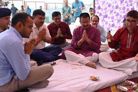 चंबा-टिहरी मोटर मार्ग निकट चंबा थाना पर भूस्खलन क्षेत्र का ट्रीटमेंट हुआ शुरू