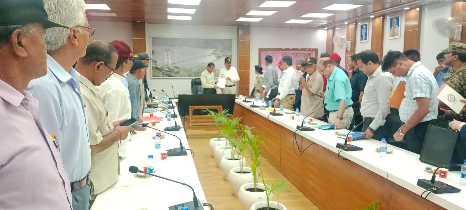 सुयोग्य राजनेता ही नहीं बल्कि प्रशासनिक अधिकारी भी जीत लेते हैं जनता का दिल