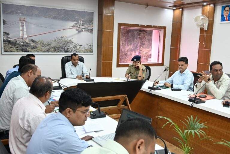 सड़क सुरक्षा के दृष्टिगत हेलमेट पहनना बहुत जरूरी है, हेलमेट को लेकर सख्त कार्यवाही करें: जिलाधिकारी टिहरी 