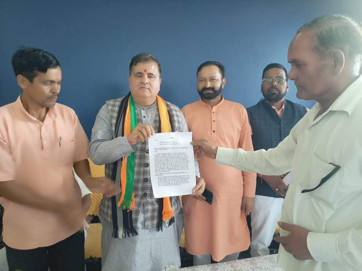 " जन प्रतिनिधियों ने भरी हुंकार, सख्त भू कानून लागू करे सरकार " डी पी उनियाल गजा नरेन्द्र नगर विधानसभा क्षेत्र के तहसील गजा के निकटवर्ती ग्राम पंचायत प्रतिनिधियों ने भारतीय जनता पार्टी प्रदेश अध्यक्ष व राज्य सभा सांसद महेंद्र भट्ट को 7 सूत्रीय मांग पत्र का ज्ञापन सौंपा, जिसमें पर्यावरण संरक्षण एवं जल,जंगल, जमीन को भूमाफियाओं से बचाने के लिए कृषि भूमि को धारा 143 के तहत गैर कृषि में उपयोग करने पर प्रतिबंध लगाने, क्रय की गई भूमि पर घेरबाड चारदीवारी नहीं करने, दाखिला प्रक्रिया में ग्राम पंचायत प्रधान का प्रमाण पत्र आवश्यक जमा करने, क्रय भूमि पर सीमेंट कंक्रीट भवन निर्माण नहीं करने सहित अन्य मांगों पर कार्यवाही करने के साथ सख्त भू कानून लागू करने की मांग की गई है, ज्ञापन पर हस्ताक्षर करने वालों में, श्रीमती बिमला देवी प्रधान कठूड, सोनी देवी घरगांव, लक्ष्मी देवी बगीद, गीता देवी फलसारी, सुरजीत सिंह भाली, सुरेंद्र सिंह चौहान नैचोली, सुरेंद्र सिंह नेगी खडवालगांव, श्रीमती अंजलि पयालगांव, राजेंद्र सिंह सजवाण प्रधान खांड, श्रीमती संगीता सदस्य क्षेत्र पंचायत खडवालगांव, ज्योति प्रसाद पंत सदस्य क्षेत्र पंचायत नैचोली के हस्ताक्षर हैं, विदित हो कि खाड़ी में आयोजित बैठक में भी राजेंद्र सिंह भंडारी प्रमुख फकोट, जमनालाल बजाज पुरस्कार से सम्मानित धूम सिंह नेगी, बीज बचाओ आंदोलन के प्रणेता व पर्यावरण विद्ध विजय जरधारी, वरिष्ठ पत्रकार रघुभाई जरधारी, समाजसेवी शूरबीर सिंह भंडारी ने भी भूमि बचाओ अभियान चलाने पर जोर दिया है।